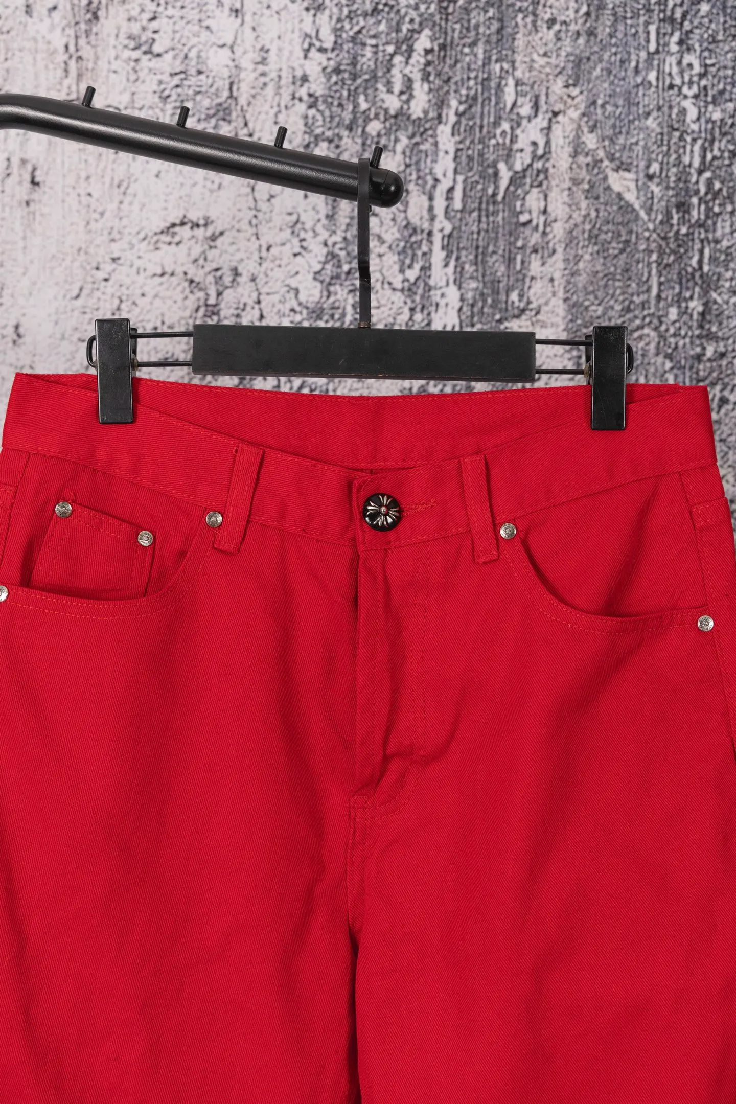 P250 CH Chromehearts Paris-limited red cross-patched leather red jeans, priced at 34W, patched with cross-patterns, washed jeans! ! An absolutely high-end luxury product, a 1.9W-level god-level single product, a super popular product, made by top heavy industry, a magic weapon that cannot be missed! [About Zangyin] This is an extremely luxurious fashion brand that can also be called the aristocracy of the high street. It has always been an exclusive brand for some hipsters or rich second generations. Compared with ordinary high streets, it is more luxurious and noble. Compared with luxury brands, it is more fashionable and individual. It has always been a brand that I have a special liking for. [Top heavy industry fashion design] Consistently high-street luxury style. Speaking of this style, the Zangyin family and GU family are definitely the leading representative brands. Especially the Zangyin family has really achieved a state-of-the-art effect in creating high-street style. The unique washed material is used to create this style. The color system is already quite eye-catching. After it is decorated with patchwork cross flowers, it cleverly highlights the charm of the brand. Secondly, this style uses classic The high-waist cutting design highlights the long legs and fashionable temperament of the upper body. The brand is highly recognizable and the slim fit configuration is more suitable for daily wear. It is a product that interprets personality, fashion, and specifications at a glance. This single product is enough to make any fan excited. It can be a white T-shirt for a youthful college style, or a tight suspender for a royal style. It has strong matching ability and can be easily controlled by men.  [Materials and craftsmanship] Needless to say, this point goes without saying. As an excellent craftsman brand, Zangyin’s requirements for details and craftsmanship are really perfect. The washed color of this model has gone through so many processes, not to mention the embellishment of denim appliques. It is also purely hand-made and sewn. Just like what they believe in, only hand-made things have soul and have the meaning of wear. A top-notch heavy-duty fashionable denim item, I look forward to your perfect interpretation! !  Color: red Size: 28-34